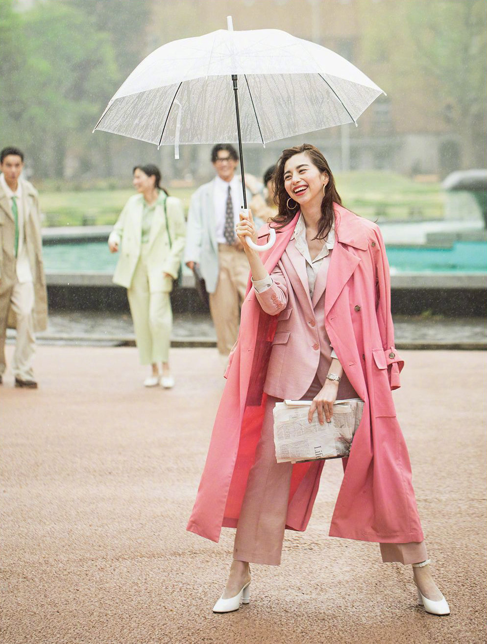 中条彩未：一组80年代风格的通勤造型片